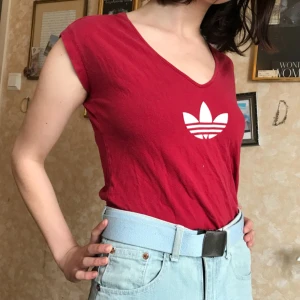 - V-ringad adidas t-shirt. Köpt second hand. Möts upp i Göteborg annars består köparen för frakten 💘😋