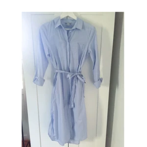  - Lång skjorta från H&M med volang baktill. Jättefin som klänning. Använd max 2-3 gånger.  Skickas mot att köparen betalar frakt. 