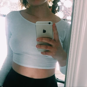  - Vit basic magtröja. Frakt tillkommer:)