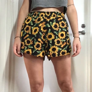  - Shorts från Monki , oanvända. Frakt tillkommer