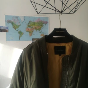  - Bomberjacka från Rut&circle, aldrig använd och därför den säljes, som ny i kvalité och utseende. En 34 oversize så fungerar för storlek mellan 34-38 beroende på hur en vill ha passform