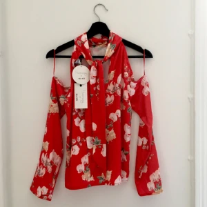  - Helt oanvänd topp från Na-Kd! Köpt för 399kr. Superfin men rött brukar jag inte använda. Möts gärna upp i Stockholm eller skickar spårbart med posten för 60kr! 