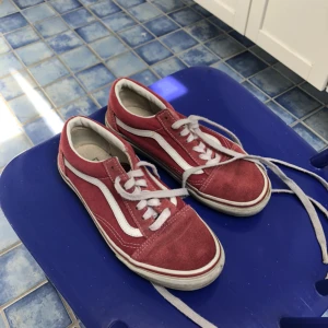  - Vinröda Old School vans med mockadetaljer. Kan mötas upp i Gbg annars står köparen för frakten.