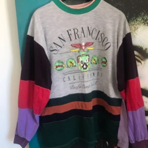  - Fin tröja köpt på vintageaffär! Den är inte märkt i någon storlek, men sitter oversized på mig som är S, så borde passa vem som helst. 