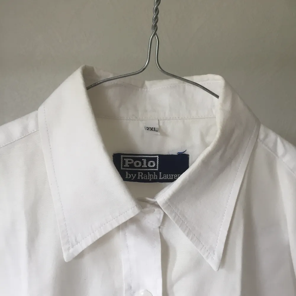 Vit, stilren och skön skjorta från Polo by Ralph Lauren  i storlek 2XL, (dock väldigt liten i storleken, så mer som en L). Väl behållen!. Skjortor.