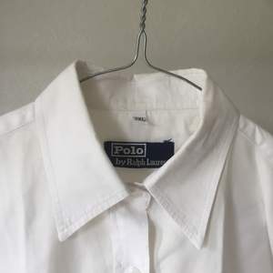 Vit, stilren och skön skjorta från Polo by Ralph Lauren  i storlek 2XL, (dock väldigt liten i storleken, så mer som en L). Väl behållen!