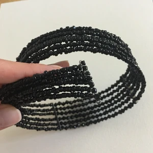 Halsband  - Flexibel elastisk halsband med svarta stenar.   Hej, kommer stänga min Plick pga av bättre appar där jag säljer lite andra typ av kläder som går bättre. Om du har en favorit i min sPlick då passa på att göra mig en offert innan den 26.6. 🖤➕➕➕