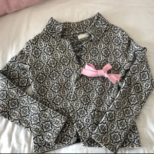 Odd Molly kofta - Supersöt kofta från Odd Molly! Använd fåtal gånger, ser ut som ny! Storlek 1 (passar 36a)  Kan mötas upp i Gbg, eller frakta!