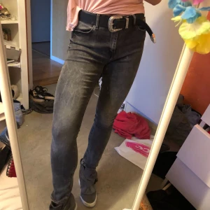  - Högmidjade gråa jeans, strl W34 L: 32. Stretchiga och formar kroppen snyggt 🌷 använda 2-3ggr max! Köparen står för frakt eller upphämtning i Gbg. 