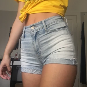  - Ljusblå hollistershorts i storlek W23 eller 00. Använda förra sommaren, säljer för dem blivit för små. Frakt tillkommer