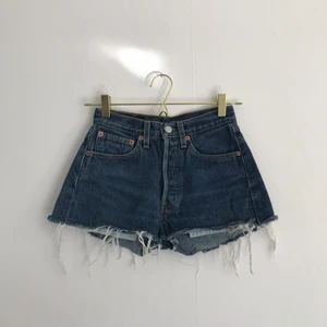  - Vintage Levis 501 shorts köpta i Italien👖💘 Storleken lyder 26/30 men jag skulle säga att dessa är mer en 24-25 i waist. Alltså storlek XS eller 32-34. 
