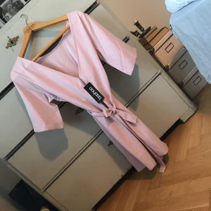  - Rosa söt klänning som kan användas på båda hållen (bak och fram) 🦄 snöre i midjan och prislapp kvar, kommer bara inte till användning! 