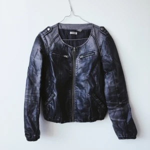 Skinnjacka La Redoute  - Skinnjacka i sliten stil från La Redoute. (Ej äkta skinn) Passar S-M. Tar swish. Kan skickas, mottagaren står för frakt. ✨