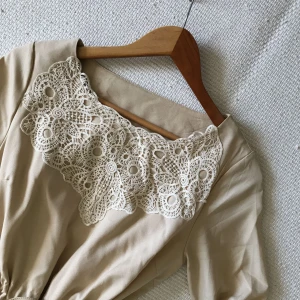  - Vacker nude-färgad klänning med  spets  Du betalar frakt!  Skickar gärna fler bilder 😊