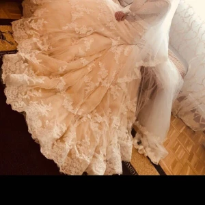  - Bröllopsklänning, ingår underkjol med ringar och slöja. Har köpt för 20000 och har aldrig tagits på, bara en gång för att ta bilder. Är helt ny. Tel nr 0760467882. Om man vill så kan man komma och prova klänningen. 