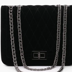  - En väska jag fått i present. Har en exakt likadan, därför säljer jag den. Frakt ingår i priset. Aldrig använd, lapp finns  kvar.