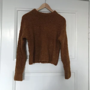  - Brun fake-ull tröja från weekday