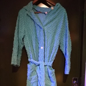  - Ljusblå badrock med luva , m    Swish el kontant vid Ropsten eller Åhléns city  Skickas endast via Swish mottagaren står för portot