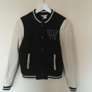  - svart college-jacka med naturvita detaljer och ärmar i läderimitation. den har lite förslitningar, därav priset. skickar bild på dem i pm! kmr lägga upp många annonser närmsta tiden och ju fler plagg du vill ha, desto större mängdrabatt får du. möts upp i sthlm eller skickar om du betalar frakten.