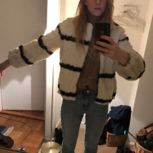  - Fuskpälsjacka från H&m , bra skick! 