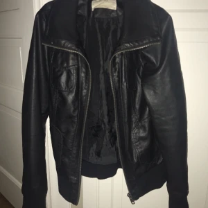  - En skinnjacka ifrån only i storlek S, sitter sjukt snyggt är dock för liten för mig! Passar jätte bra till både höst/vår. Kan tänka mig att sänka priser vid snabb affär, swish funkar och kan mötas upp i Stockholm 
