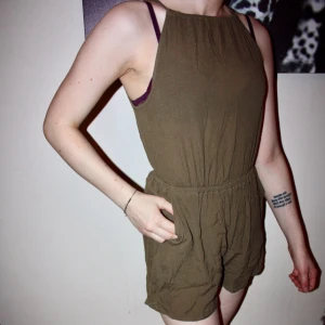  - Militär grön playsuit från H&M. Storlek 34. Lapp kvar.  Helt ny. Frakt kostar 30kr