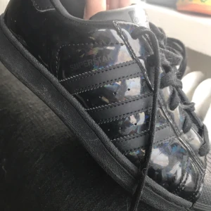  - Snygga skor från adidas. Använda max 3ggr! I riktigt bra skick.