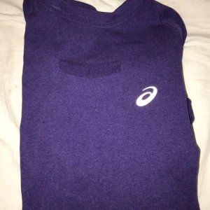 - Mörklila kompression träningströja ifrån asics! 