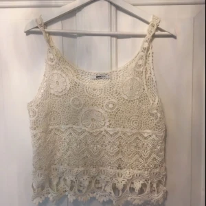  - Kortare linne från Gina tricot. Knappt använd och i fint skick. 