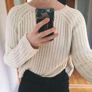  - Fin stickad tröja i gott skick. Superfin stickning och bra kvalitet! Perfekt till höst och vinter. :)