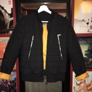  - Supersnygg jacka där man kan vika upp ärmarna! Välanvänd men i gott skick:-) 