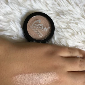  - Highlighter från glam, super fin och pigmenterad. Med pudrig finish. Testad endast en gång 💕😘