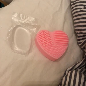  - Silisponge och brushcleanser! Slipp onödiga bakterier och slöseri av sminket med silikon svampen! Och rensa enkelt borstarna med denna söta pad! Frakt på 14kr tillkommer! ❤️