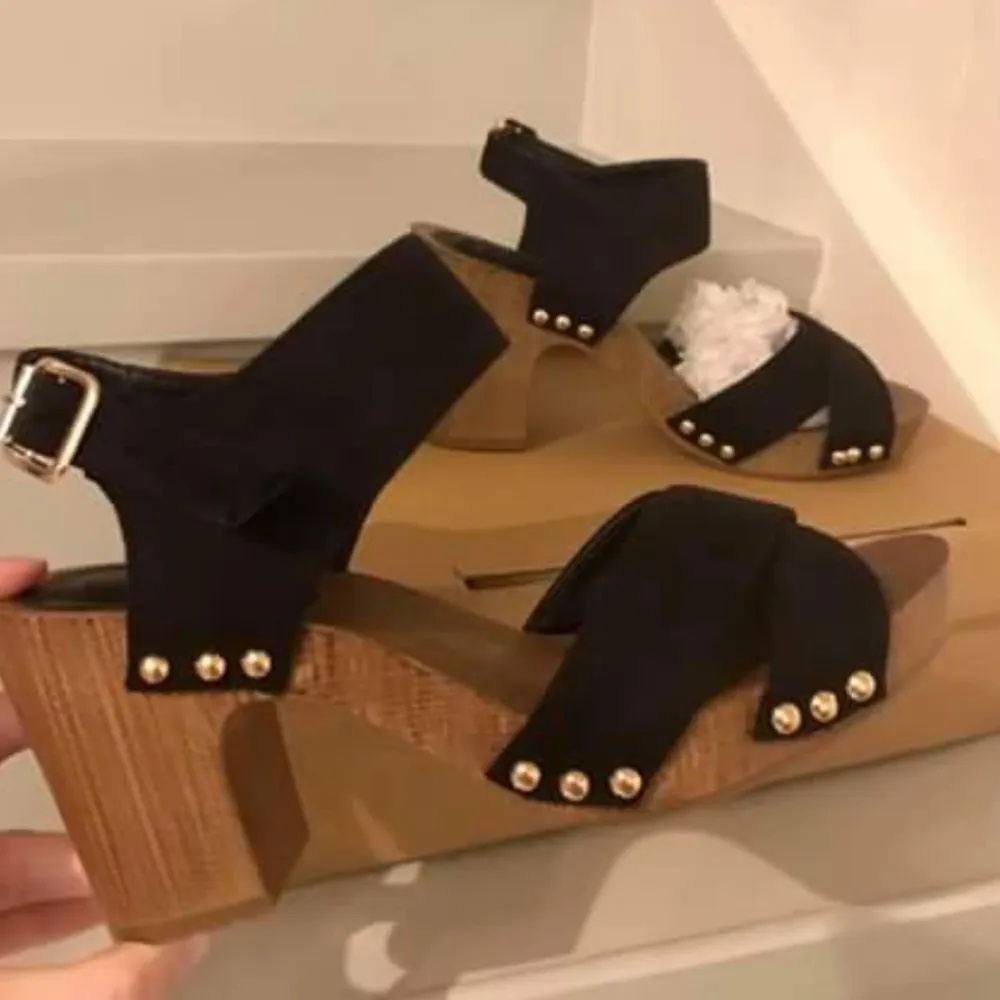 Helt oanvända skor från Asos.  Köparen står för frakt✨. Kengät.