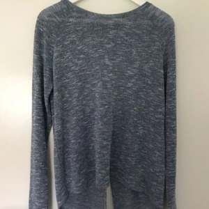  - En mjuk & skön långärmad tröja. Öppen nedtill i ryggen & faller fint. Endast använd ett fåtal gånger.