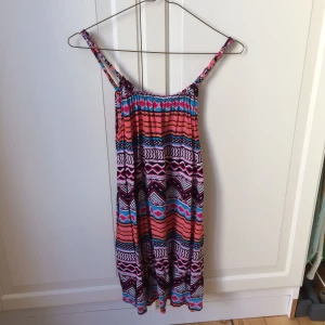  - Klänning med vackert mönster 