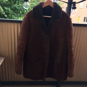  - Fårullsjacka, köpt vintage i London.  Unisex modell M Flärpen står ut lite nertill, syns på bilden när den är på. Därav billigare pris 