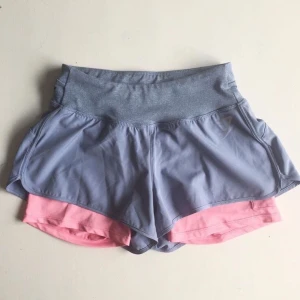  - Säljer dessa snygga, bekväma och stretchiga träningsshorts från Gymshark i stl xs. De är så gott som nya i skicket och är hela och rena! På högersida lår finns ett mobilfack där man kan ha nycklar eller mobil