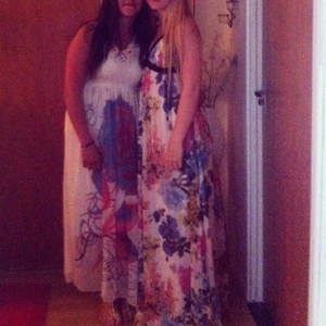  - Säljer klänningen till HÖGER!!!!! 