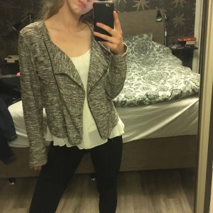  - Jättefin och skön kofta, köpt på Lindex, lite stor i storleken. Väldigt sparsamt använd. 100kr + frakt, kan eventuellt gå ner i pris vid snabb affär. 