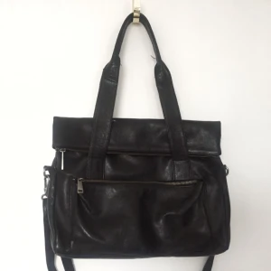  - Mått 35x28, rymmer lätt en dator. Äkta läder.