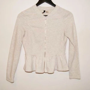  - Kofta med peplum! Ljusgrå, nästan vit 