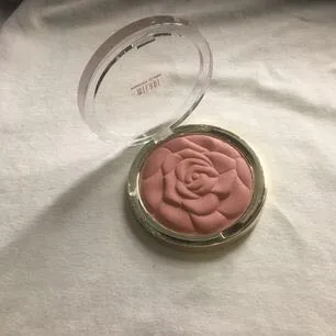 Blush från milani cosmetiks färgen: 01 romantic rose. Aldrig använt bara öppnat och kollat på de. Accessoarer.