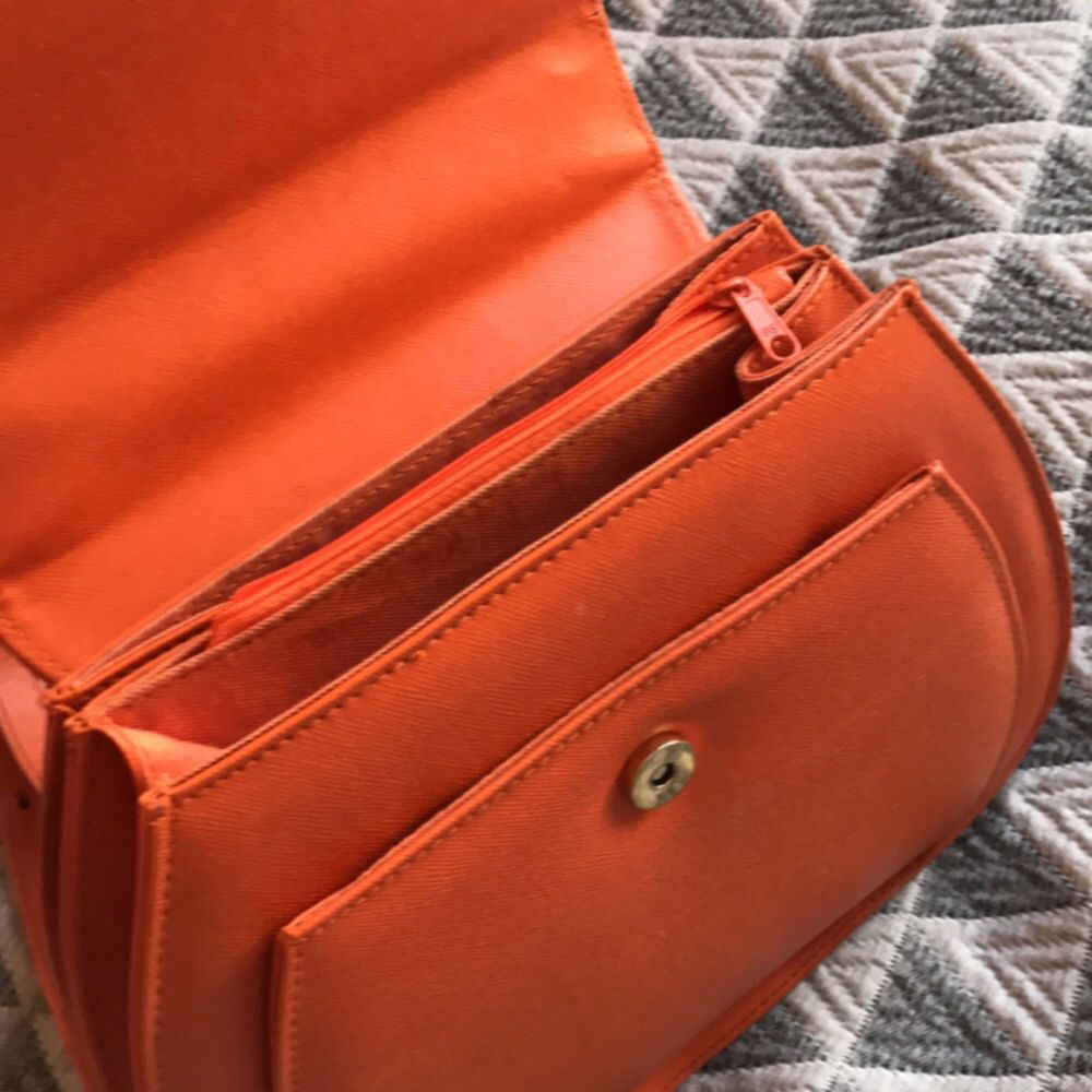 Orange väska. Påminner om Gucci | Plick Second Hand