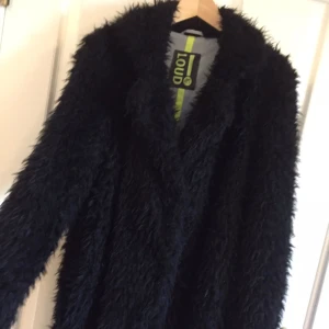  - Snygg svart pälsjacka från Loud!  Köpt för 699kr men endast använd en gång så hoppas den kommer till mer användning hos någon annan..  400kr pp! 🌸
