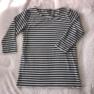  - Jätteskön tröja från COS, mörkgröna ränder (svårt att ge färgen rättvisa på bild). Tre kvartsärmar och lite skadad längre ner på tröjan (se sista bilden). Kan mötas upp i Sthlm! Swish eller köparen betalar för ev. Frakt 🍃🌳🍃🌳🍃