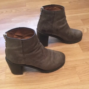  - Kängor från Minimarket i skinn med klack. Strl 37. Fint skick. Nypris ca 1000kr