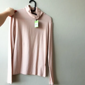  - Polotröja från Åhléns i storlek S. Lappen finns kvar, bara testad. Köpt för 199kr. 