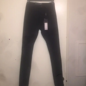  - Säljer ett par helt nya svarta Highwaist skinny jeansleggings! Från Rut and Circle i storlek 38. Upplever dock att de är små i storlek! De är helt nya med prislappen kvar! 