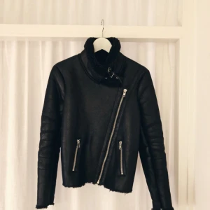  - Svart jacka från Forever 21 med insida i Teddy-kvalité. Passar stl XS - S  Fint skick. 